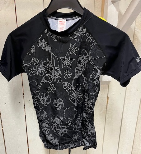Dakien Rashguard Woman Svart/Blommor Medium (Restparti) i gruppen Våtdräktsprodukter / Underställ och rashguards / Rashguard / Rashguard dam hos Surfspot Sweden AB (1534183sb)