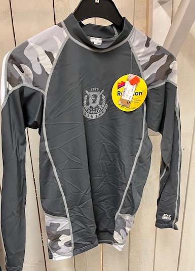 Dakine Rashguard Grå/Camo Large (Restparti) i gruppen Våtdräktsprodukter / Underställ och rashguards / Rashguard / Rashguard herr hos Surfspot Sweden AB (1534184)
