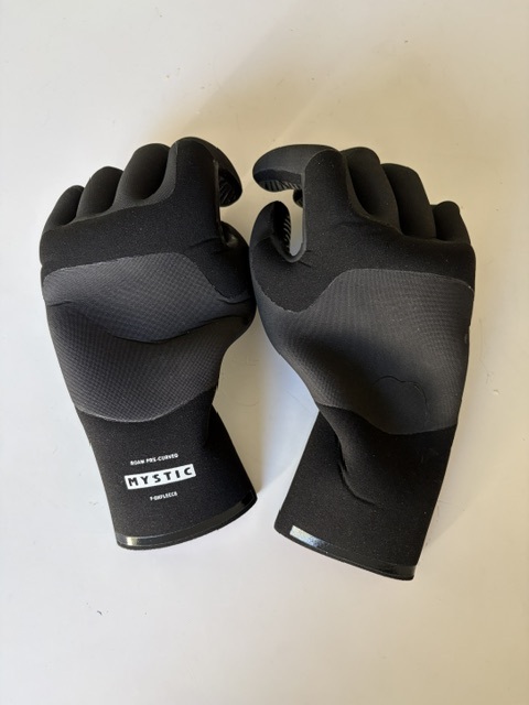 Mystic Roam Glove 3mm 5 Finger Precurved Large (b-sortering) i gruppen Våtdräkt och tillbehör / Våtdräktstillbehör / Våtdräktshandskar hos Surfspot Sweden AB (35015-250077-L-B)