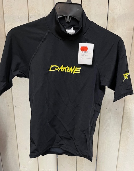 Dakine Rashguard/UV-tröja Boys M (Passar ca 128 cm lång) i gruppen Våtdräkt och tillbehör / Underställ och rashguards / Rashguard/UV-tröja / Rashguard barn hos Surfspot Sweden AB (Dakboysbl-M)