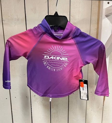 Dakine Rashguard/UV-tröja Girls 2T (Passar ca 1-3 år) i gruppen Våtdräkt och tillbehör / Underställ och rashguards / Rashguard/UV-tröja / Rashguard barn hos Surfspot Sweden AB (dakrashgirls-2T)