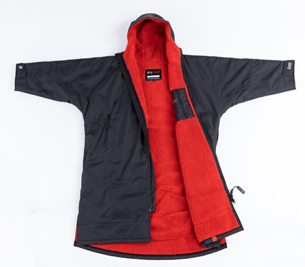 Dryrobe Advance long sleeve black/red i gruppen Våtdräktsprodukter / Våtdräktstillbehör / Poncho och handdukar hos Surfspot Sweden AB (dryrobeadvblred)