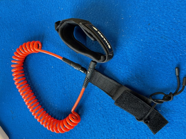 Shark SUP Coil Leash 10 fot orange (Begagnad) i gruppen SUP / SUP tillbehör / SUP Leash hos Surfspot Sweden AB (sharksupcoil-beg)