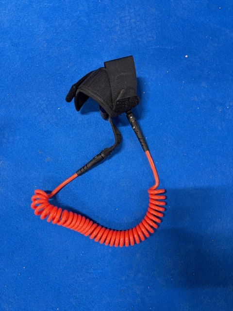 Shark SUP Coil Leash 10 fot orange (Begagnad) i gruppen SUP / SUP tillbehör / SUP Leash hos Surfspot Sweden AB (sharksupcoilleasbeg)