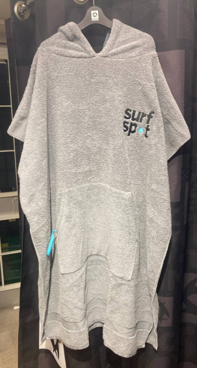 Stormie Poodle Surfspot Poncho (eko på riktigt) i gruppen Våtdräktsprodukter / Våtdräktstillbehör / Poncho hos Surfspot Sweden AB (surfspotponchofrotte)