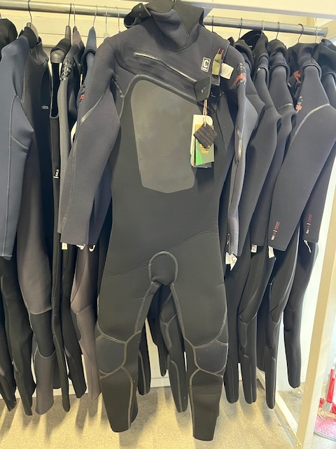 C-Skins NuWave Wired+ LQS Hooded 6/5 stl LT (med liten anmärkning)