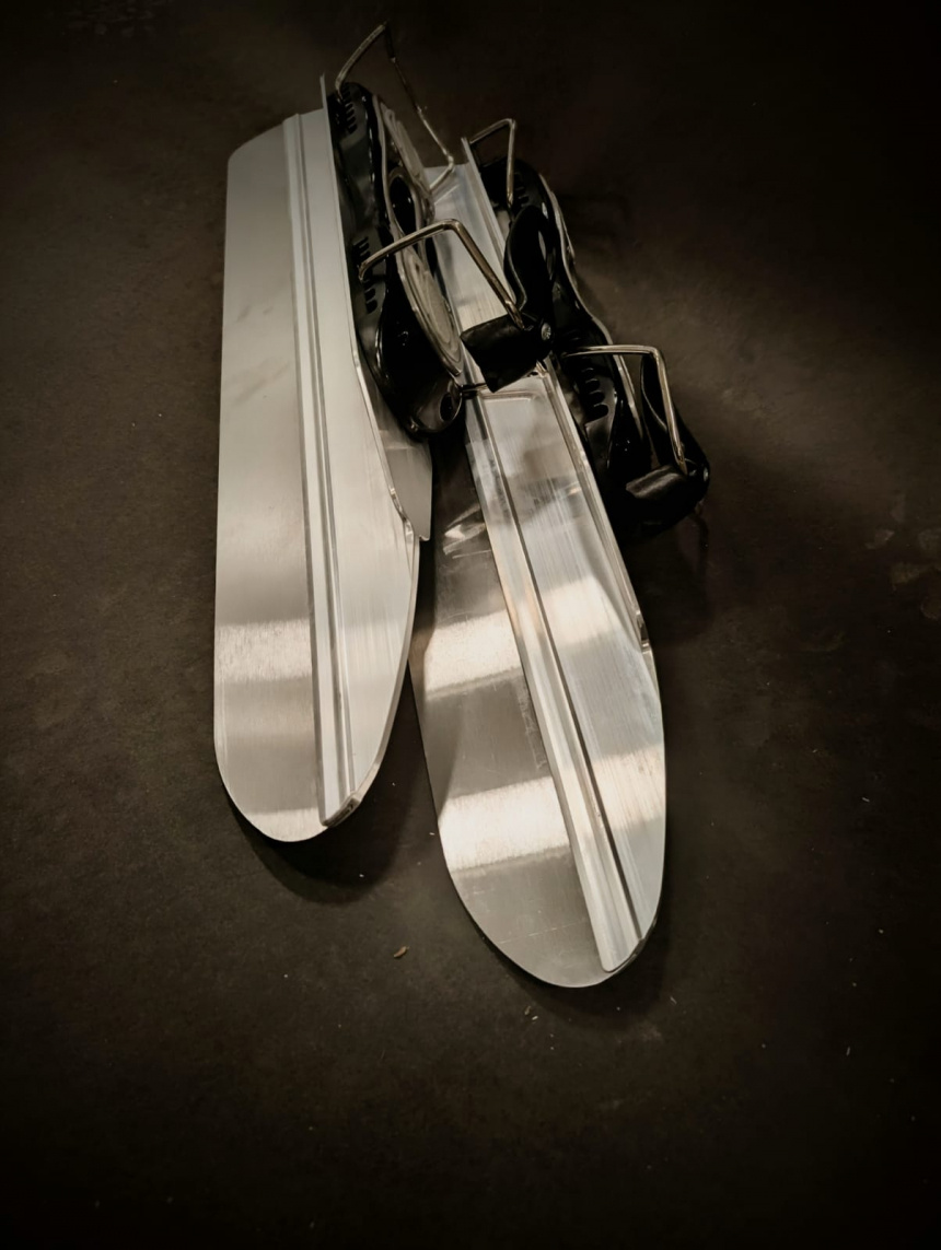 The Wingsk8 v4 med v1 bindning (Skridsko för segling)