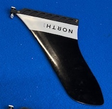 North SUP Touring Fin 9 tum Us-box (Lätt begagnad)